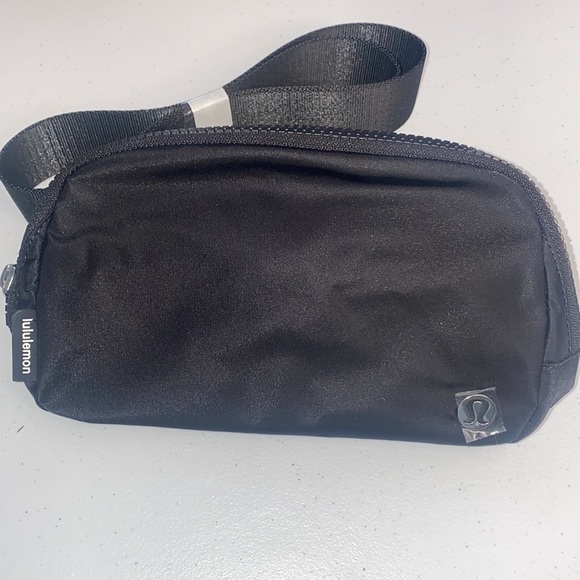 🆕 NWT LULULEMON BLACK EVERYWHERE BELT BAG - Picture 1 of 3